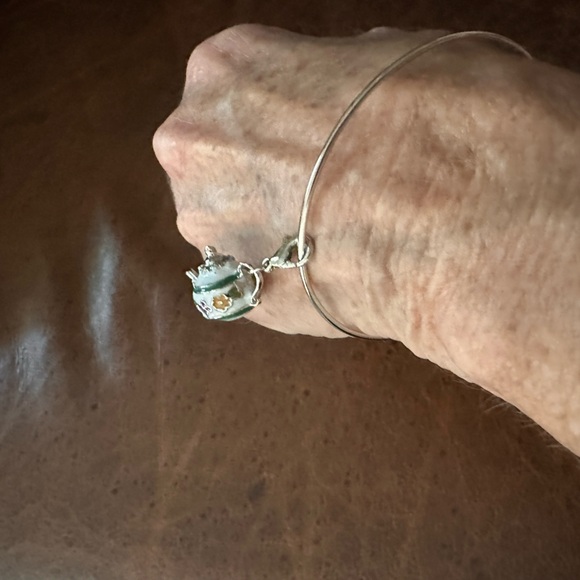 Bangle open style bracelet with teacup - Picture 3 of 8